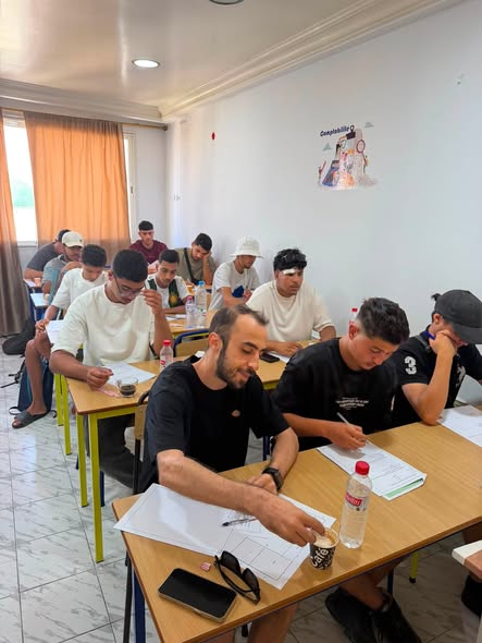 Étudiants en examen de comptabilité au Centre Get Your Dream