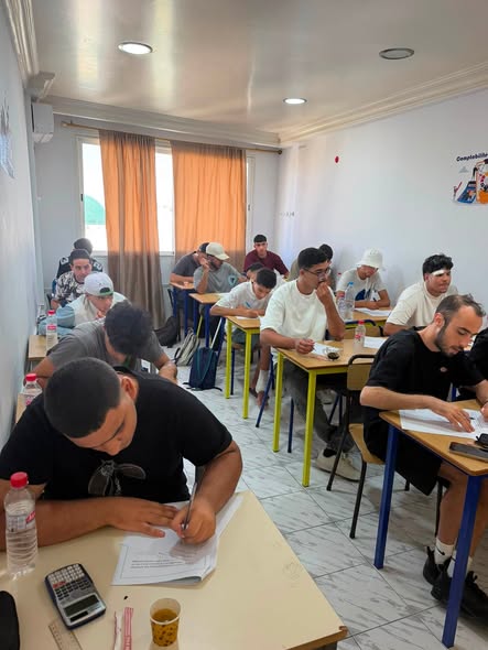 Étudiants travaillant pendant un examen au centre de formation